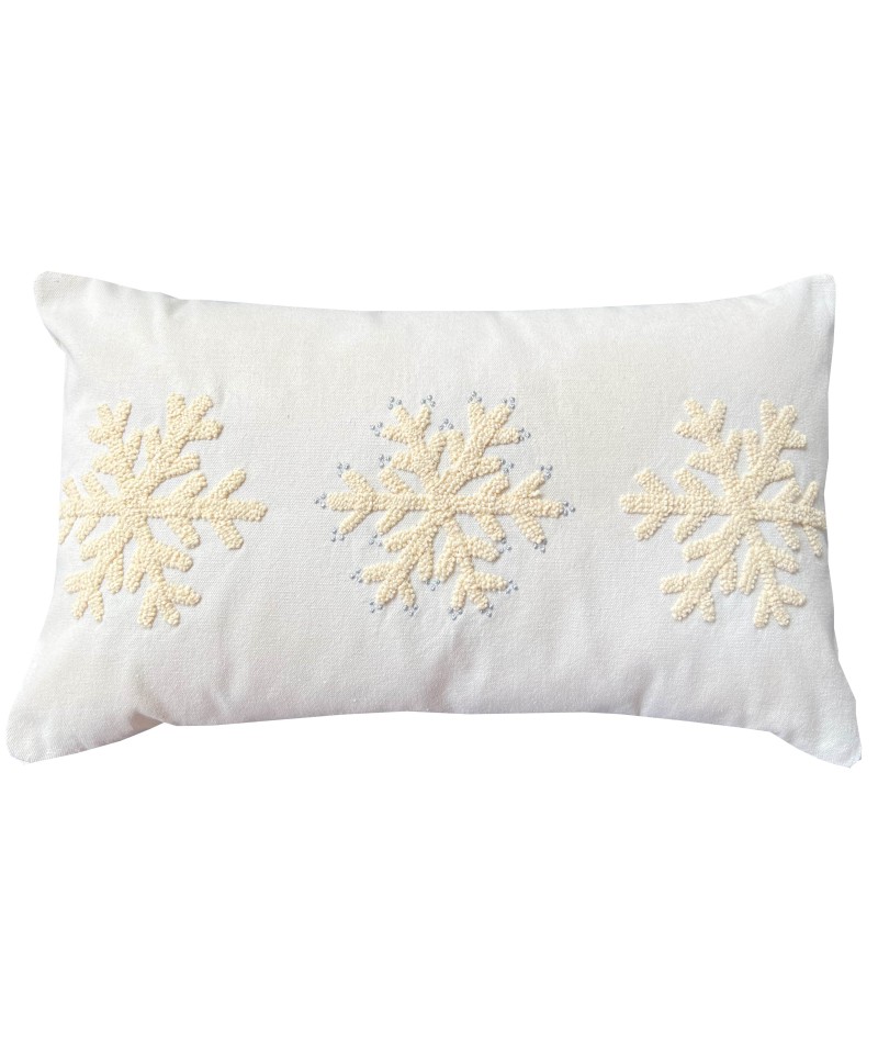 Cojín blanco horizontal con motivos navideños de copos de nieve. Cojín decorativo colección invierno