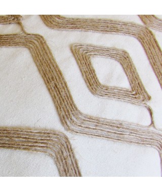 Cojín beige de algodón con detalles bordados en forma de rombos en su parte frontal Cojín Yute Borlas